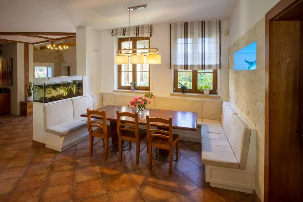 7 Bedroom Secluded Villa Close To Prague Říčany Exterior foto